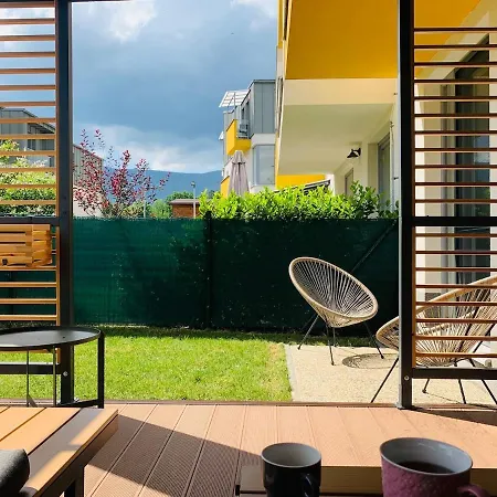 Prízemný S Terasou V Meste Apartmán *